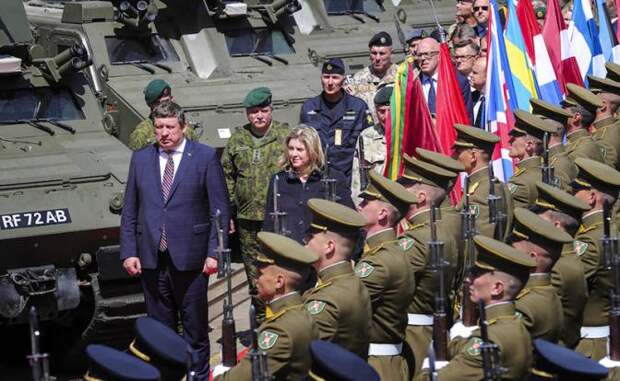 На фото: министр обороны Великобритании Пенни Мордонт встретилась с другими министрами обороны JEF, включая Раймундаса Кароблиса из Литвы