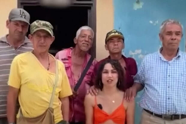 Oddity Central: колумбийка, встречающаяся сразу с 7 пенсионерами, удивила соцсети