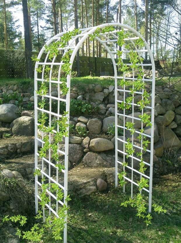 Садовая арка из полиэтилена низкого давления станет украшением абсолютно любого современного приусадебного участка.