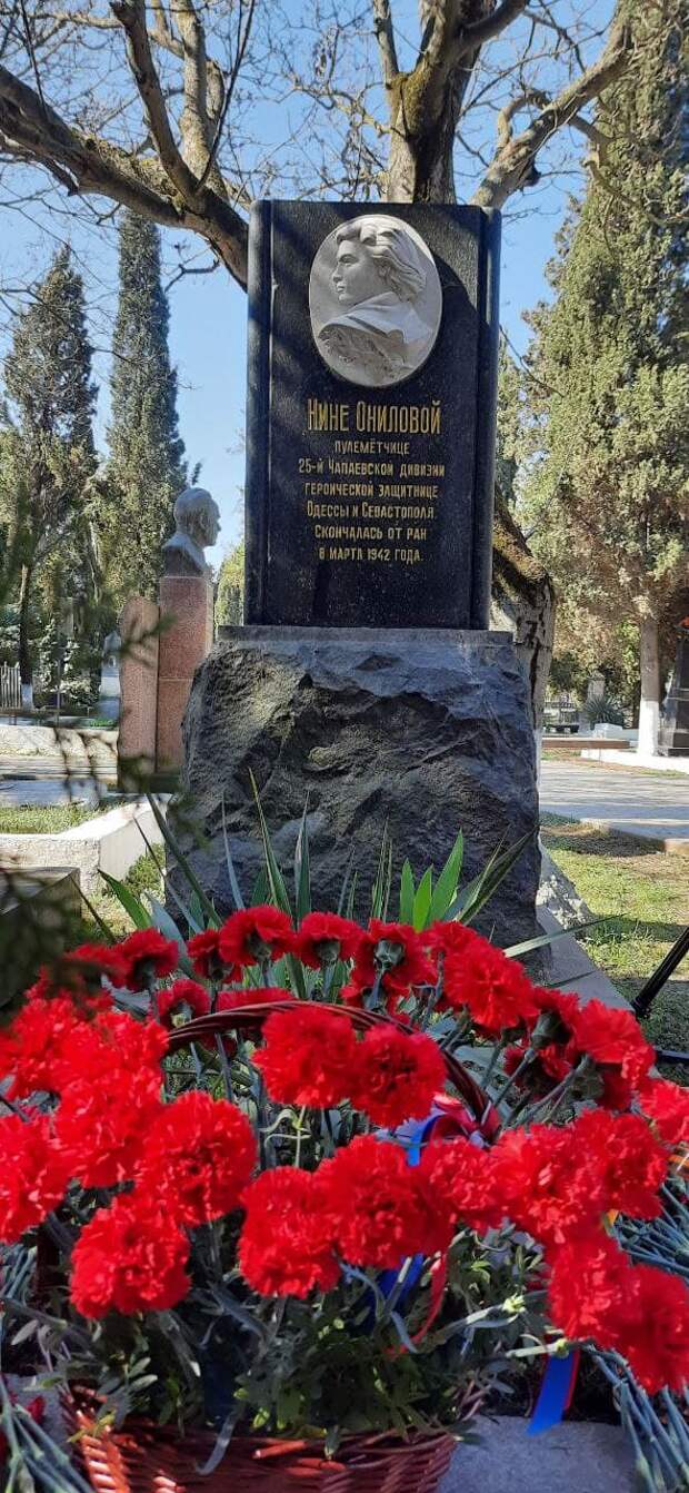 Военные Черноморского флота возложили цветы к могиле Героя Советского Союза Нины Ониловой