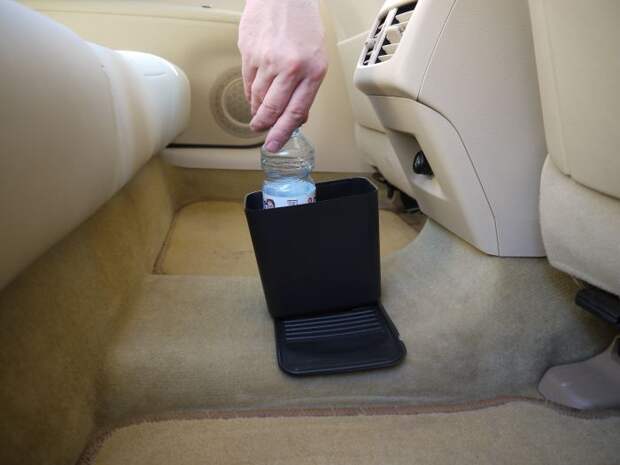 Мало у кого есть специальная ёмкость для мусора в салоне. | Фото: doski.ru