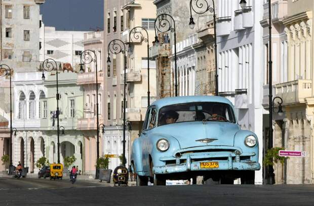 ss-090623-caribbean-11ss_full Кубинцы едут на старом автомобиле по набережной "Малекон" в Гаване. ЮНЕСКО внесло Старую Гавану и ее фортификации в Список всемирного наследия в 1982 году. Хотя Гавана расширилась, и ее население составляет более 2-х млн. человек, ее старый центр сохраняет интересную смесь памятников в стиле барокко и неоклассицизма и однородных ансамблей частных домов с аркадами, балконами, воротами из кованого железа и внутренними двориками. (Javier Galeano/AP)
