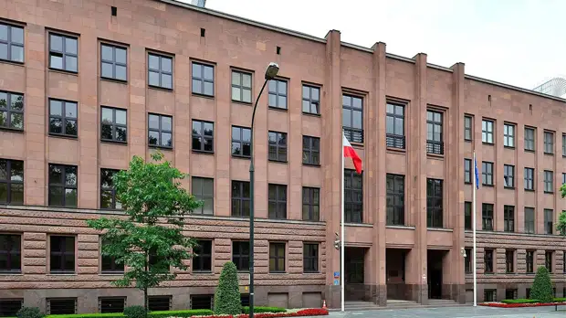 Польша решила выслать 45 российских дипломатов