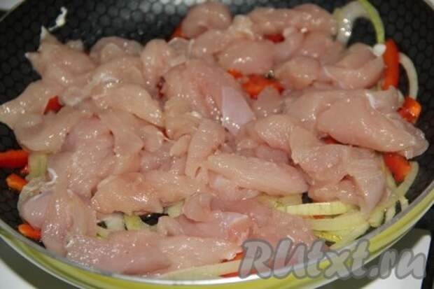 Затем добавить кусочки куриного мяса.