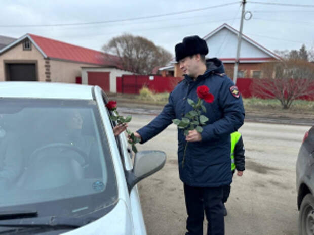 В Самарской области в честь Дня матери сотрудники Госавтоинспекции дарили цветы женщинам-водителям