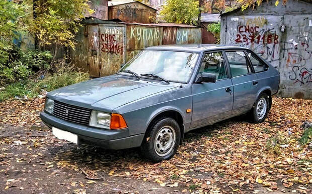 Москвич 2141 в рабочем состоянии — видно, владелец тщательно ухаживал за автомобилем, не жалел на него времени. Москвич 2141