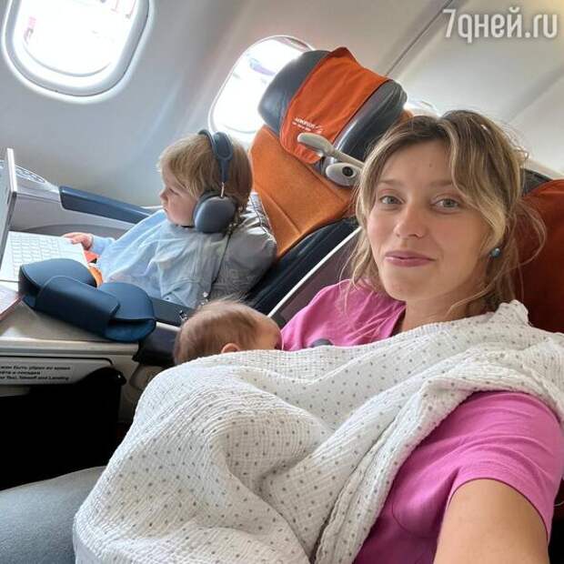 «Осуждающие взгляды»: Регину Тодоренко раскритиковали за перелет с сыновьями