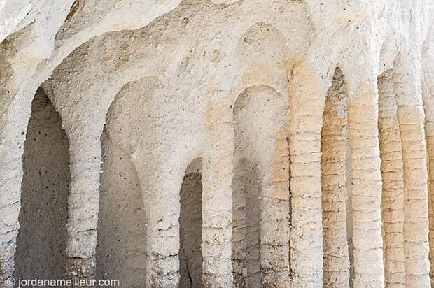 Таинственные каменные колонны озера Кроули в Калифорнии, США (5)