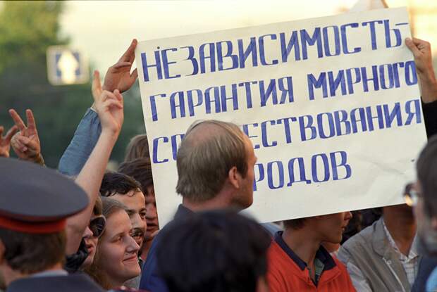 Несанкционированный митинг на Пушкинской площади в Москве, организованный партией «Демократический Союз» в день 50-летия подписания в 1939 году договора о ненападении между СССР и Германией (пакт Молотова — Риббентропа). 35 лет назад началась перестройка. Как желание Горбачева сделать СССР лучше разрушило страну