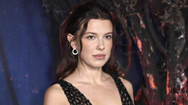 Актриса Милли Бобби Браун в корсете и чулках отпраздновала 22-летие