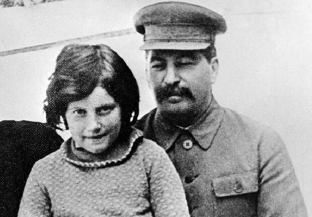Десять лет — за поцелуй дочери вождя: история любви Алексея Каплера и Светланы Аллилуевой