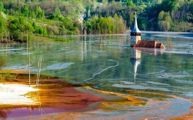 Красное озеро: удивительно красивые последствия экологической катастрофы
