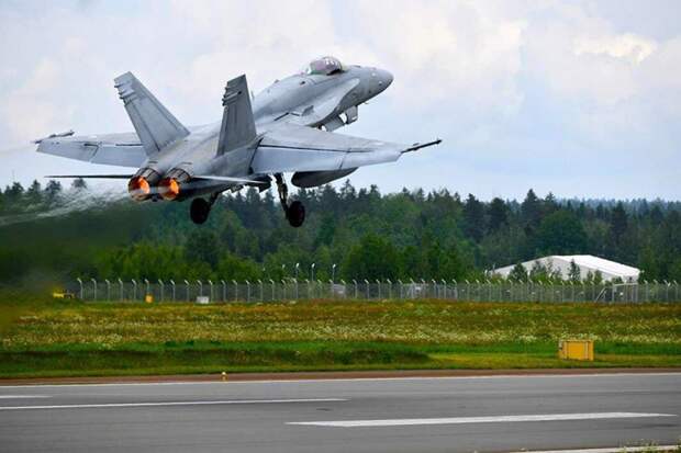 Финский истребитель F/A-18 взлетает с авиабазы Купио Фото: NATO