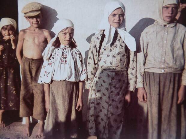 Советские дети из деревни Новинки. Минская область, 1941 год.