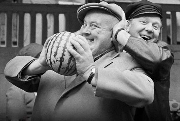 3. Олег Попов и Евгений Моргунов покупают арбуз, 1968 г. Фото Вячеслава Ун Дасина. 3. Олег Попов и Евгений Моргунов покупают арбуз, 1968 г. Фото Вячеслава Ун Дасина. СССР, история, факты