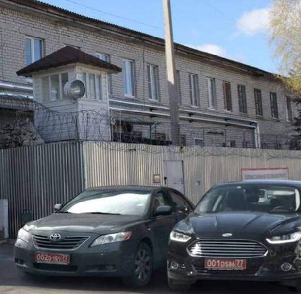 Болгарские дипломатические номера у колонии с Навальным Болгарские дипломатические номера у колонии с Навальным
