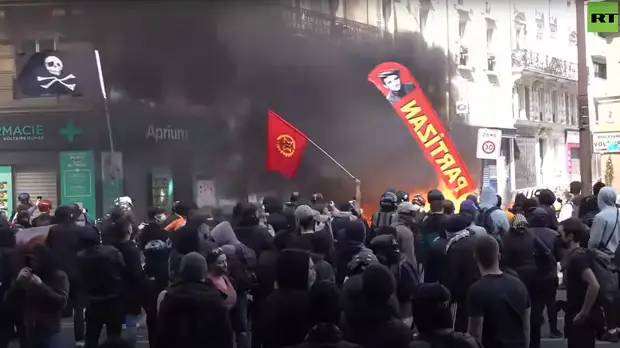 Первомайская демонстрация в Париже переросла в беспорядки