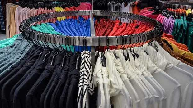 Исследование: в октябре россияне сократили расходы на одежду и театры