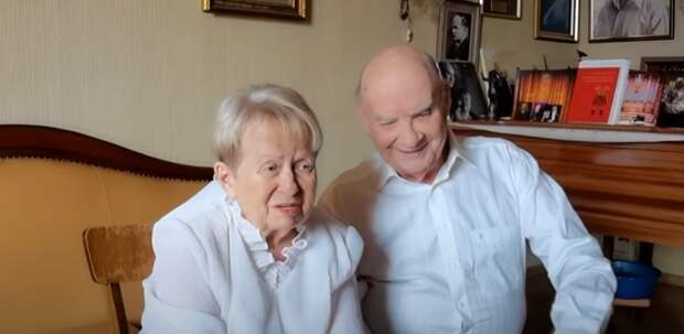 Директор фонда Пахмутовой опроверг слухи о ее депрессии