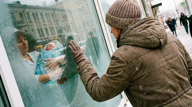 "Малыша забрали, потому что у нас нет жилья": Многодетной матери не отдают младенца из роддома. Похищение или спасение?