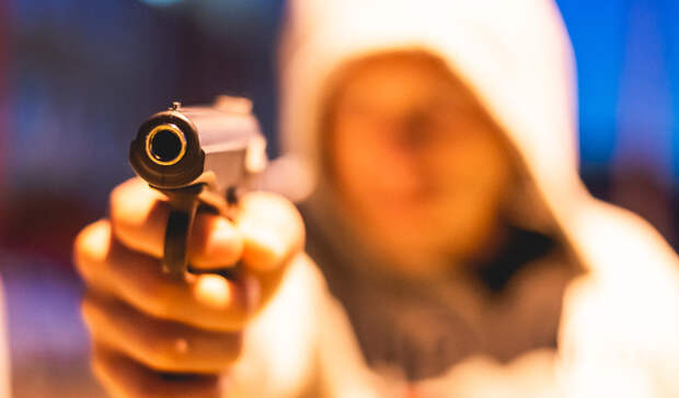 Очевидцы: Пьяный мужчина в одних трусах стрелял возле жилых домов в Ижевске