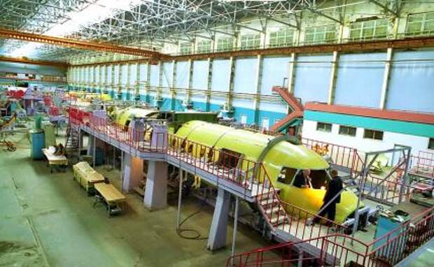 На фото: сборка корпуса самолета Ан-140 в сборочном цехе завода "Авиакор" в Самаре, архив