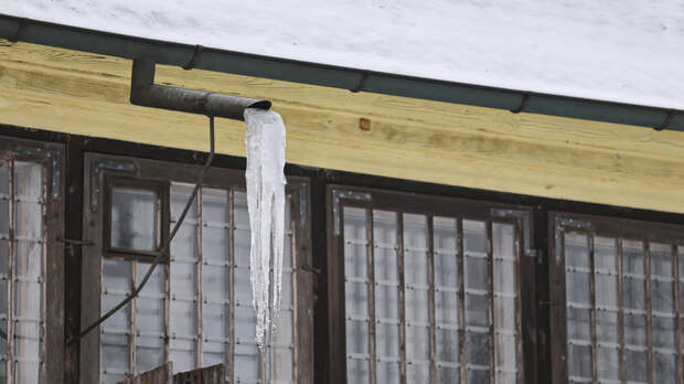 Юрист посоветовала обратиться в полицию, если упавшая сосулька повредила авто