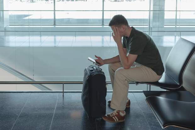 Опоздавший на рейс пассажир проник в запрещенную зону и спровоцировал закрытие аэропорта