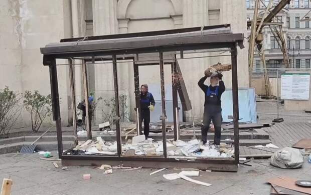 Возле метро «Площадь Восстания» снесли нелегальный киоск