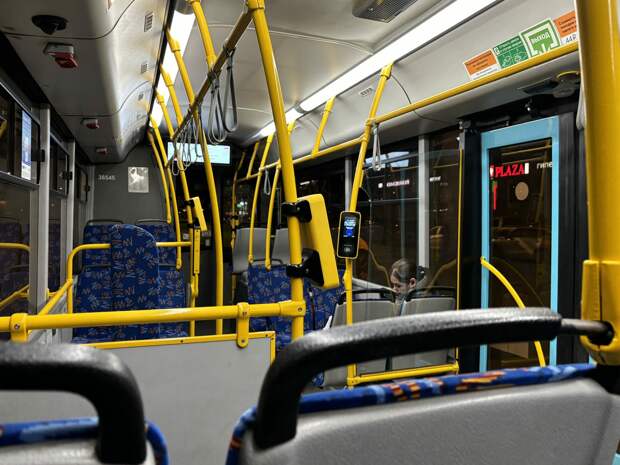 После оскорбления подростками пожилой петербурженки в автобусе проведут проверку