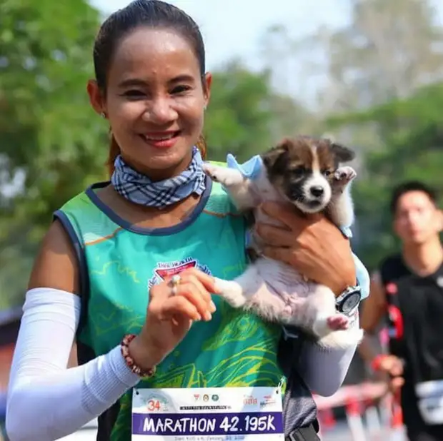 Тайская спортсменка бежала дистанцию со щенком на руках, чтобы его спасти