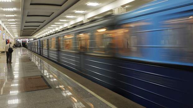 Почему люди садятся нога на ногу в транспорте — мнение психиатров