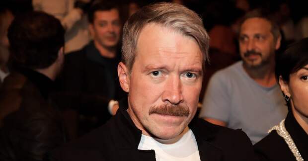 Бросил жену с двумя детьми ради актрисы на 10 лет моложе: как выглядит новая избранница 56-летнего Алексея Кравченко