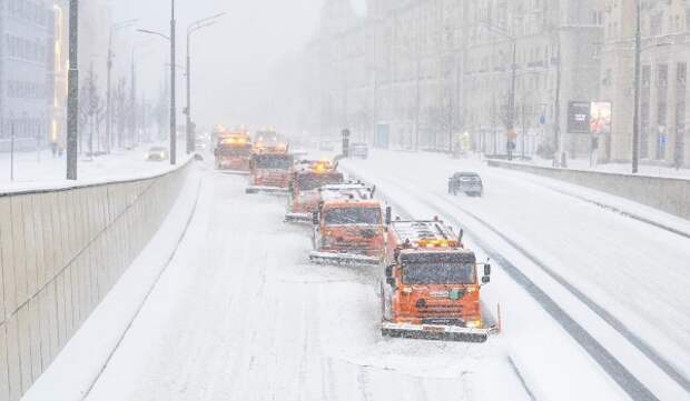 Городские службы устраняют последствия сильного снегопада