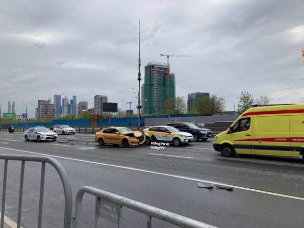 Два таксиста не поделили проспект Маршала Жукова