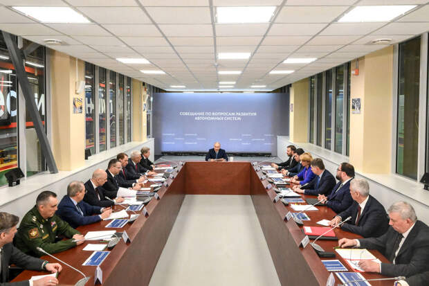 Путин поручил срочно ввести в юридическое поле роботов-доставщиков