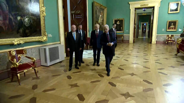 Путин показал султану Малайзии сокровища Эрмитажа