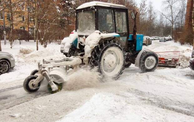 Более тысячи единиц техники расчищают Петербург от снега
