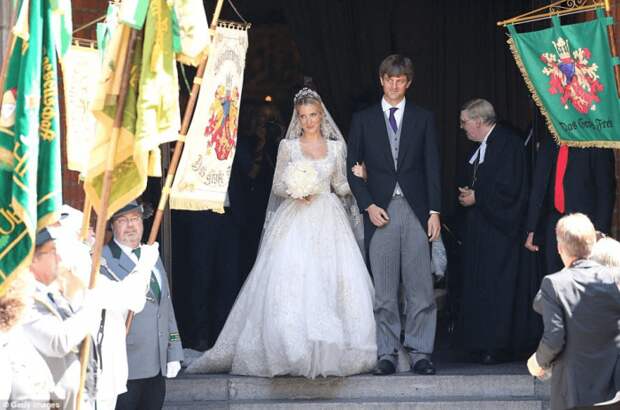 Немецкий принц женился на русской красавице, всё бы ничего если бы не действия короля! Он просто с ума сошел