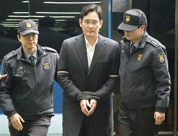 Главу Samsung приговорили к 5 годам тюрьмы