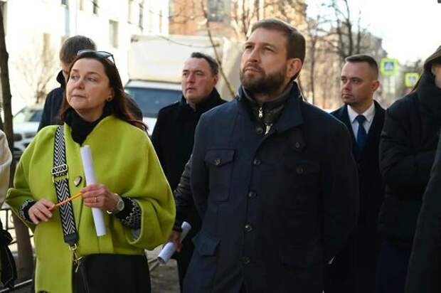 Глава Петроградского района провел пеший обход территории Петровского округа