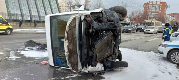 В Челябинске водителя перевернувшейся маршрутки доставили в полицию