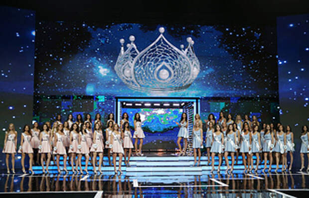 Участницы национального конкурса красоты "Мисс Россия — 2016" во время выступления на финальном шоу