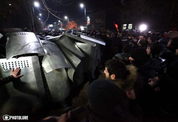 В результате штурма митингующими генконсульства России в Гюмри в больницы попали 14 человек (фото) В результате штурма митингующими генконсульства России в Гюмри в больницы попали 14 человек (фото)