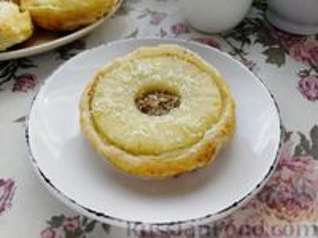 Фото к рецепту: Слойки с ананасами, орехами и кокосовой стружкой