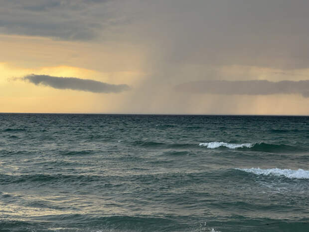 Третий день в Крыму ищут пропавших в море рыбаков