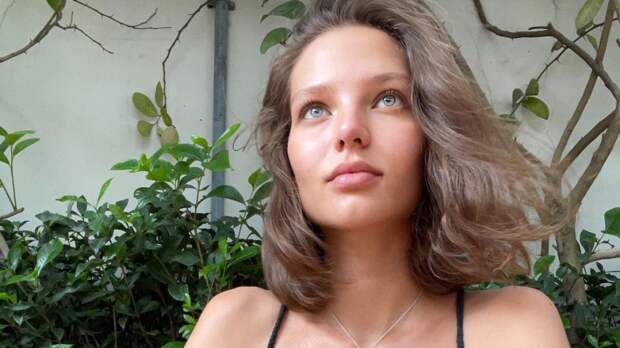 Модель Алеся Кафельникова не смогла скрыть свою беременность на вечеринке