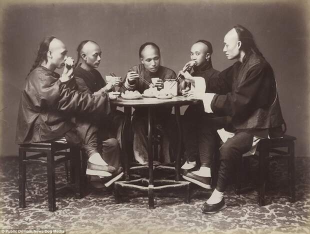 Мужчины за ужином в Гонконге, 1880 год Цин, китай, фотография, эпоха