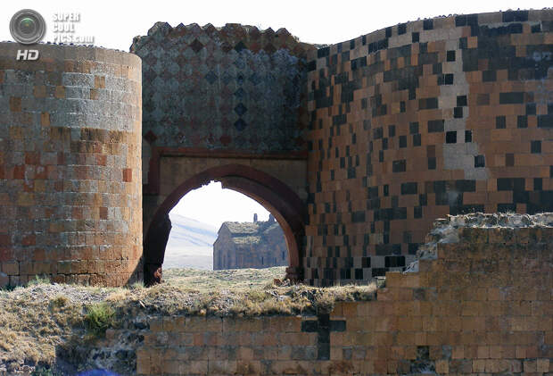 Турция. Ани, Карс. 30 июля 2008 года. Средневековые стены города-призрака. (Marko Anastasov)