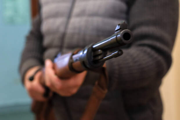 По Москве разгуливает женщина с винтовкой